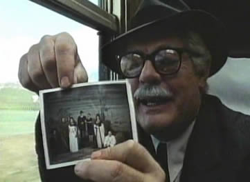 在火车上他热情地拿出按照罗西尼的歌剧化了妆的全家福照片,逐个地向同座的旅友介绍.