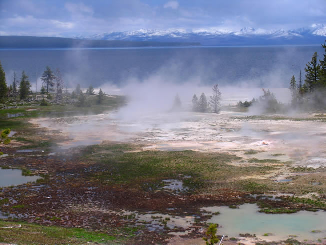 Fotos of Yellowstone Nat. Park, Wyoming. Hot springs and holes are vulcanic and are very colorful. 