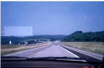 1989.8.3.在从布法罗驶向奥林(Olean)的公路上,周围是典型的美国田野风光.我在小孙子玩的有名的"暴力摩托"游戏中,常常可以看到这种场景.