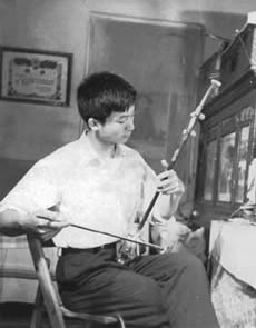 　贾鹏芳， 1958 年 4 月生，吉林佳木斯人，二胡演奏家。中国音乐家协会、日本东洋音乐学会会员