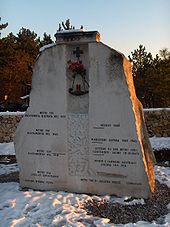 在的里雅斯特的岩洞大屠杀纪念碑A foibe memorial at Basovizza near Trieste