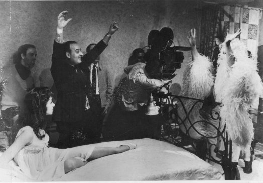 鲍罗尼尼在导演电影"阿拉贝拉" (图片取自鲍罗尼尼官站)