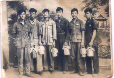 1954年(17岁)在北京化学工业学校毕业分配到南京永利宁厂(后改为南化公司)参加工作