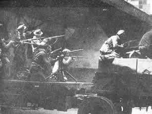 意大利德占区的工人们拿起武器，保卫他们的工厂