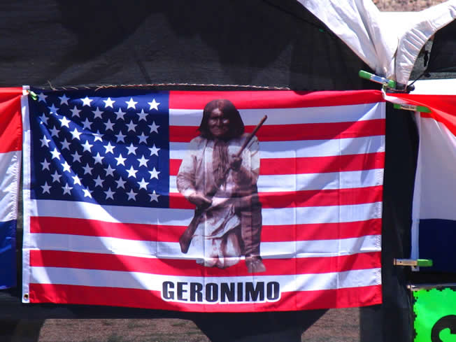美国国旗上的印地安人的首领 Geronimo