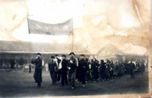 1950年塘大中学师生整装出发,开始了浩浩荡荡的天津之旅.塘大中学的校旗,前排的平房教室,前面的大操场,仍然能和小王提供的这些照片一一印证.
