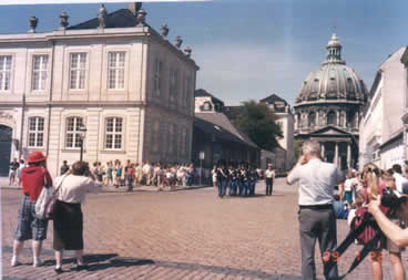A ceremony of the hand over and take over of Copenhagen's Royal Palace at twelve on July 22,1989