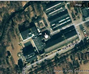 雅虎卫星地图提供的最大分辨率的照片.手指处即为总部大楼入口.如将照片逆时针旋转若干度两者完全吻合