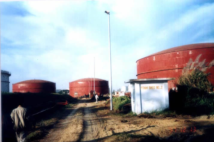 由中石化金陵公司总承包的孟加拉东方炼油厂四台13000立方米柴油罐工程现场.虽然该工程技术含量较低,但是真正以总承包的方式整体完全的承担海外工程,不仅仅是金陵石化公司的第一次,就是在中石化当时也是首次(过去多是由外国大公司总包后再分包给我方).1998年初,该工程顺利交付使用.