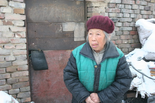 Wu lanyu An old woman who is seventy-four years old stress honest and credit, glean and collect scraps for nine years to pay a debt