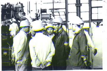 1974-1984(37-47岁)奉调在南京栖霞山化肥厂参加引进大化肥建设并担任第一任厂长.图为在合成氨车间检修现场